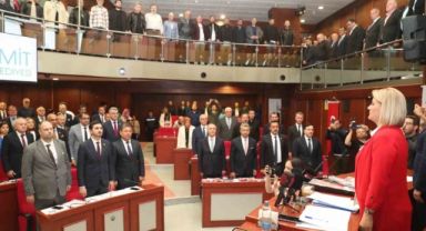 Başkan Hürriyet ilk mecliste alkışlarla karşılandı: