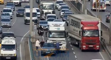 Bu yolu kullanacaklar dikkat! Kaza sonrası trafik oluştu