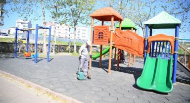 Çayırova’daki parklarda temizlik çalışmaları devam ediyor