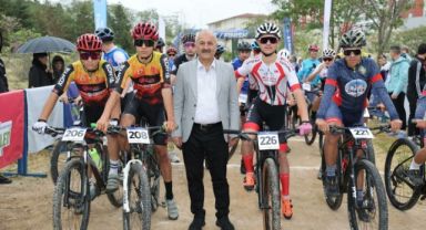 Dağ bisikletçilerinin mücadelesi nefes kesti