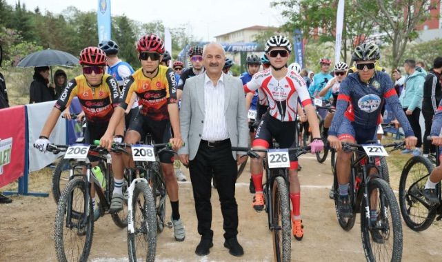 Dağ bisikletçilerinin mücadelesi nefes kesti