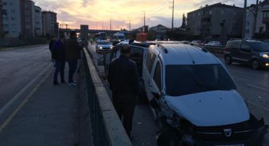 Hafif ticari araçla çarpışan kamyonet devrildi: 2 yaralı