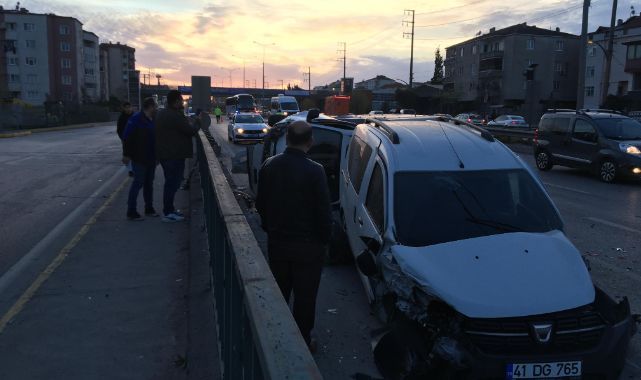 Hafif ticari araçla çarpışan kamyonet devrildi: 2 yaralı