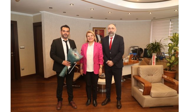 İzmit Belediyesi müdürlüklerinde devir teslim töreni yapıldı