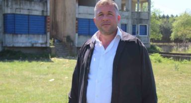 Muhtar olur olmaz iş makinesine binip o alanları yıkıp geçti