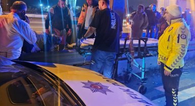Şehirlerarası yolcu otobüsü bariyerlere çarptı: 2 yaralı