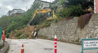 Tehlike arz eden taş duvar yenileniyor