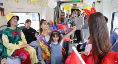 Tramvaya binen miniklere palyaço sürprizi
