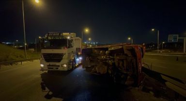 Virajı dönemeyen odun yüklü kamyon devrildi: 1 yaralı