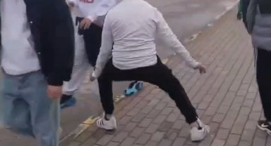 Yolda yürüyenleri korkuttuktan sonra saldıran şahıslar yakalandı