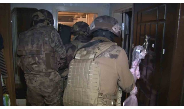 8 ilde göçmen kaçakçılarına operasyon: Elbise dolabından çıktılar
