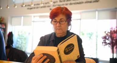 Akse Kitap Kahve’nin müdavimi, gençlere örnek oluyor