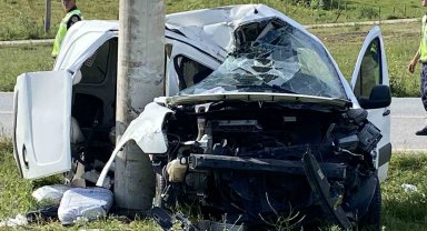 Beton direğe çarpan araç hurdaya döndü: 1 ölü, 1 yaralı