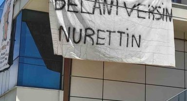 Binaya asılan dev pankartı gören dönüp bir daha baktı