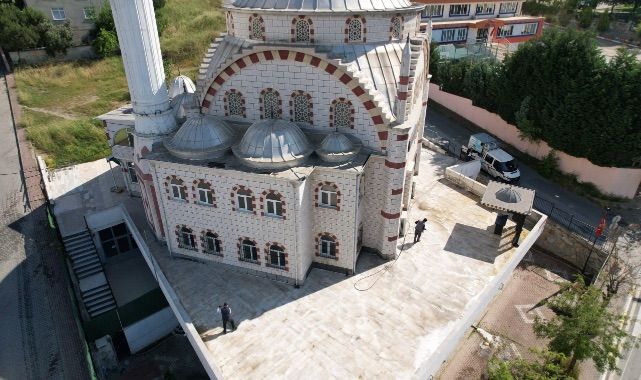 Çayırova’da ibadethanelerin avluları temizleniyor