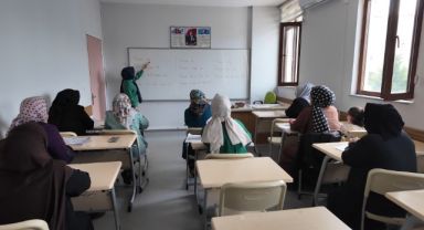 Çayırova’da okuma-yazma kursları devam ediyor