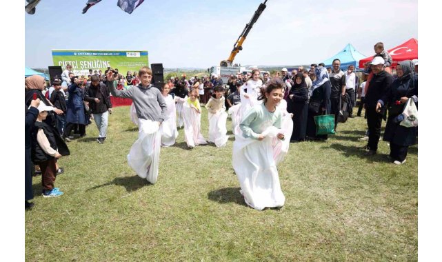 Çiftçiler ve aileleri kıyasıya yarıştı