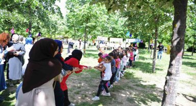 Çocuk kulübü öğrencileri ve velileri piknikte eğleniyor