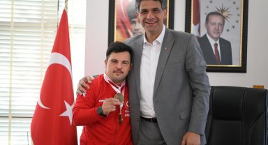 Dünya şampiyonu down sendromlu Doğukan Kartepe'nin gururu oldu