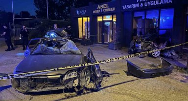 Elektrik direğine çarpan otomobil ikiye bölündü: 1 ölü, 1 yaralı