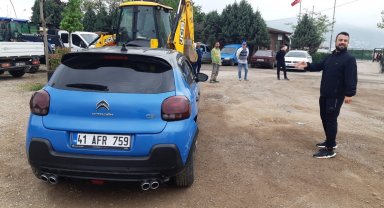 Gaz pedalı takılı kalan otomobil, bebek arabasına çarptı: 2 yaşındaki bebek ağır yaralandı