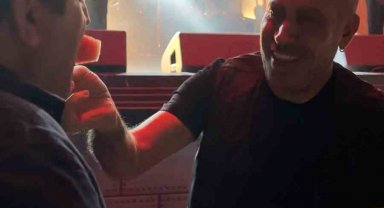 Gözlüğü Haluk Levent'e kaptırdı, hayranlarını eliyle besledi