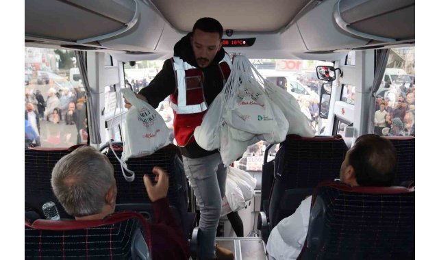 Hacı kafilesi hediyelerle uğurlandı