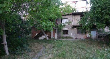 İçindeki iki katlı evle birlikte 50 yıllık arsa bir gecede park alanı oldu