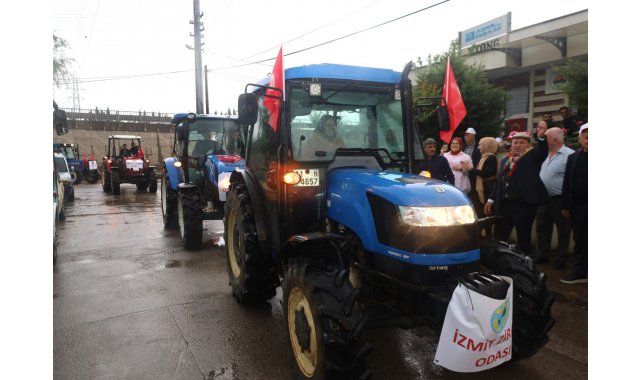 Kadın çiftçiler traktöre bindi, şehir merkezine indi
