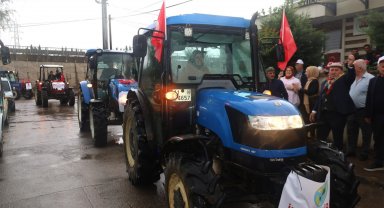 Kadın çiftçiler traktöre bindi, şehir merkezine indi