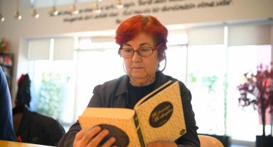Kitap Kahve'nin 70 yaşındaki müdavimi gençlere örnek oluyor