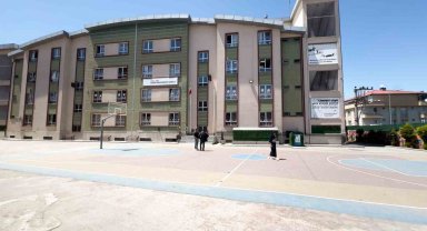Kızıyla kavga eden 1. sınıf öğrencisini bulmak için sınıf bastı