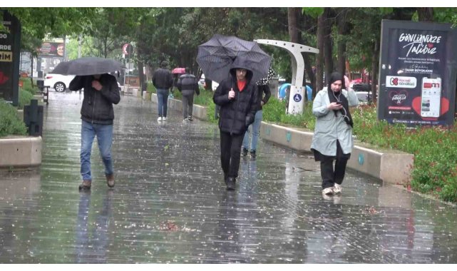 Kocaeli'de rüzgar denizi taşırdı, yağmur trafiği felç etti