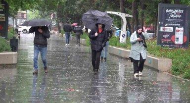 Kocaeli'de rüzgar denizi taşırdı, yağmur trafiği felç etti