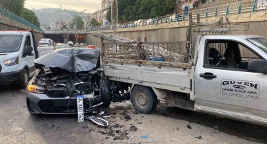 Kocaeli'de zincirleme kaza: 2 kişi yaralandı, otomobil kullanılamaz hale geldi