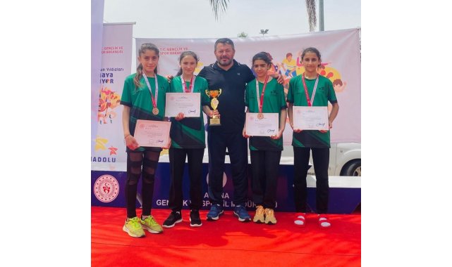 Körfezli Melek atletizmde Türkiye şampiyonu oldu