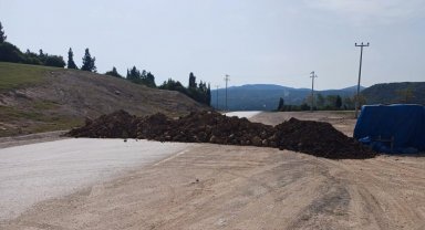 Müteahhit yolu toprakla kapatınca sürücüler evlerine gidemedi