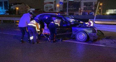 Otomobil bariyere çaptı: 1'i ağır 2 yaralı