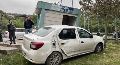 Otomobil halk ekmek büfesine çarptı: 2 yaralı