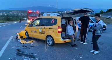Otomobil ile taksi çarpıştı: 4 yaralı