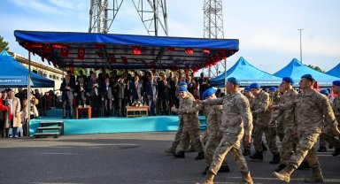 Özel gereksinimli gençler bir günlüğüne asker oldu