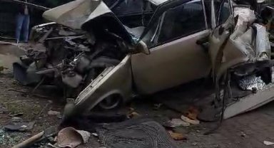 Park halindeki kamyon 2 otomobile ve duvara çarparak durabildi: Ortalık savaş alanına döndü