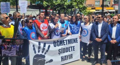 Saldırıya uğrayan öğretmen için kalem kırdılar
