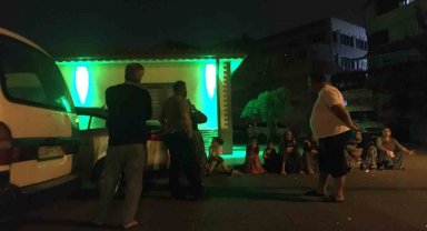Telefon başlayan tartışma sokakta bıçaklı kavgaya dönüştü: 4 yaralı