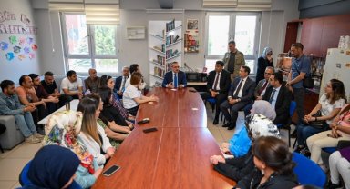 Vali Yavuz, şiddetin yaşandığı ilkokulu ziyaret etti: "Her daim yanınızdayım"