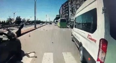 Yaya geçidinde otomobil böyle çarptı
