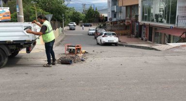 Yol çalışması yapan işçiye araç çarptı