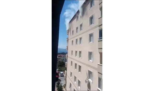8 katlı apartmanda yangın paniği: 1 kişi dumandan etkilendi
