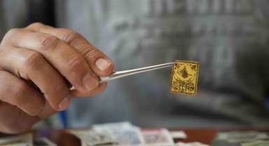9 yılda 200 bin pul biriktirdi