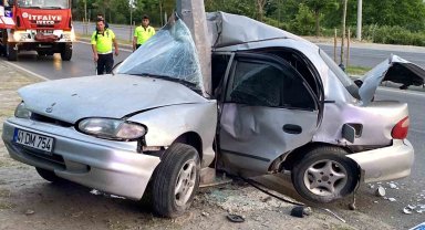 Aydınlatma direğine çarpan otomobil ikiye katlandı: 1 ölü, 1 yaralı